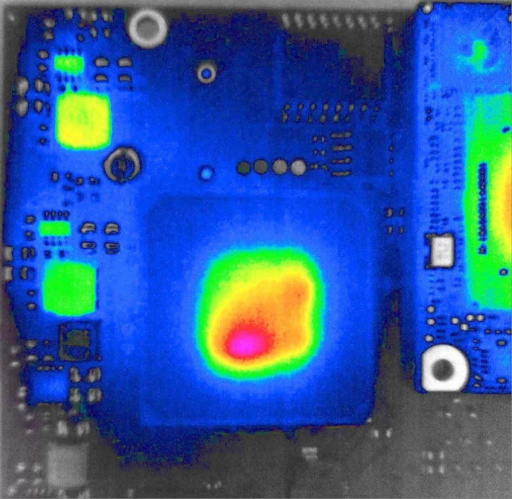 Fehlersuche mit Wärmebild Thermokamera an Leiterplatte